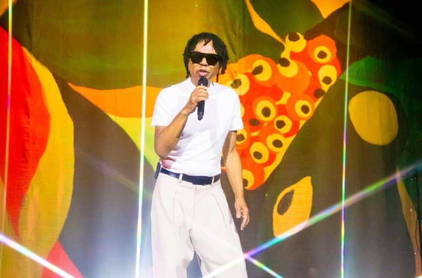  Djavan celebra discografia em show colorido e vibrante em SP