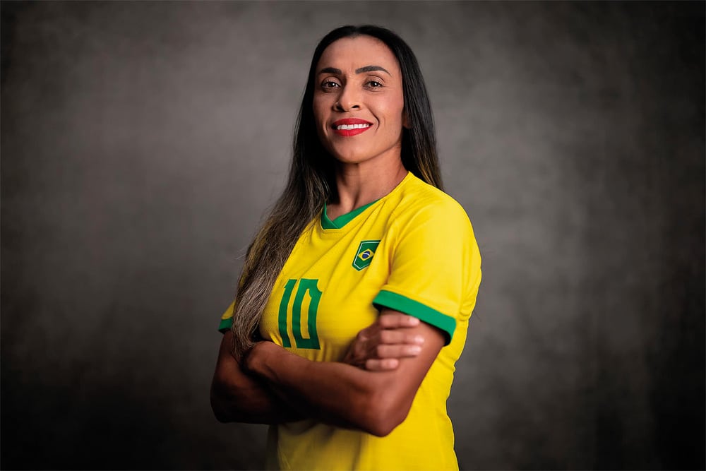 Marta, atacante do futebol brasileiro, posando para foto.